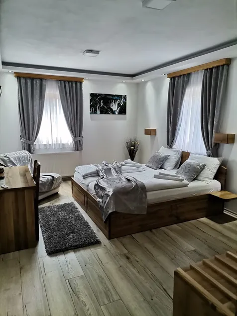 Rustic Inn River - Image 1