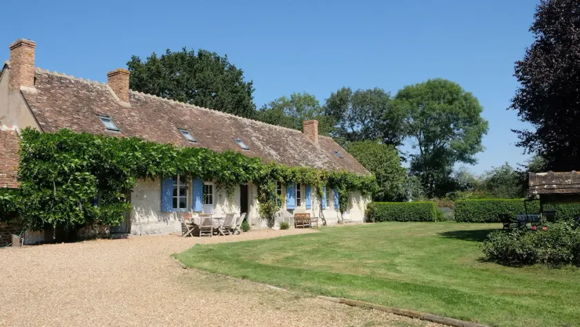 Family-friendly farm house, pool & tennis court, with large garden, near Loire - Image 1