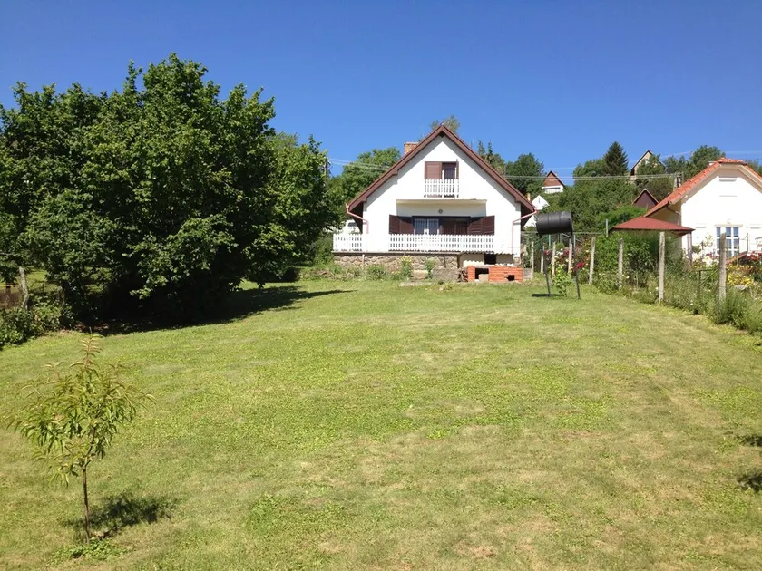 Hus (140m2, 3 stora sovrum), trädgård (800m2) inhägnad, bra - Image 1