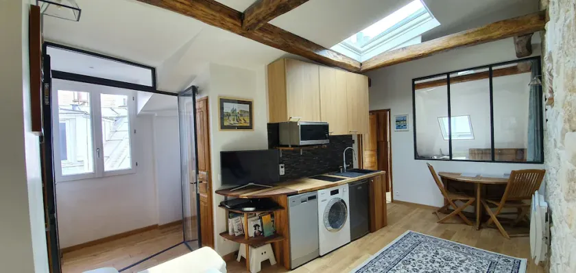Warm appartment in the center of historical Paris with full equipment - Image 1