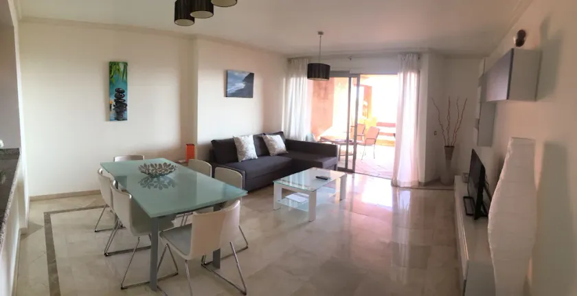 Beautiful apartment with large terrace & sea view - Image 1