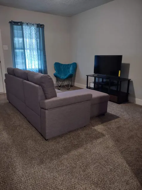 5 Minutes from Downtown! Cheerful Four Bedroom Home - Image 1