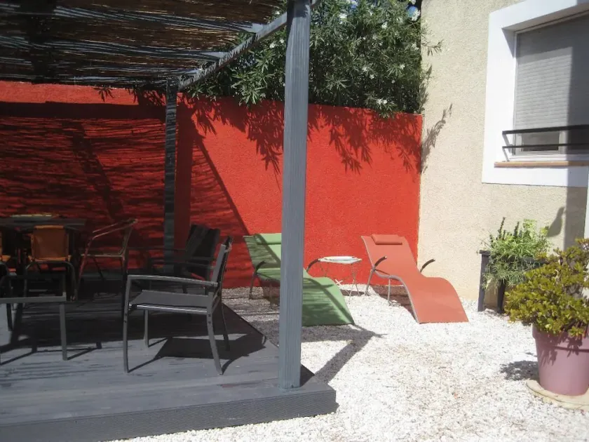 2 bedrooms house with living / kitchen dining and large outside patio - Image 1