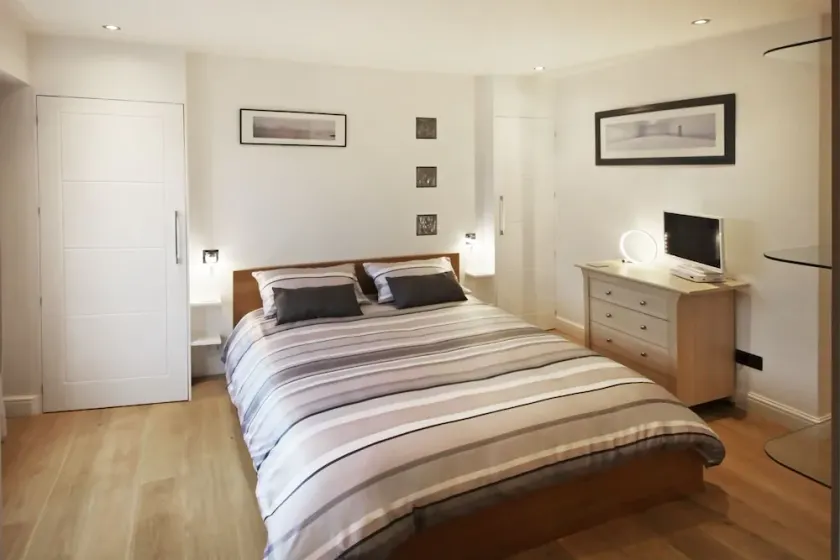 Orchard Road Studio Apartment - Image 1