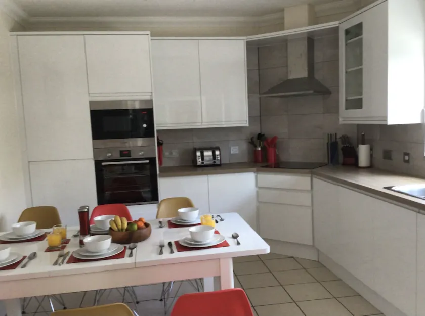 A beautiful ground floor apartment with courtyard garden - Image 1