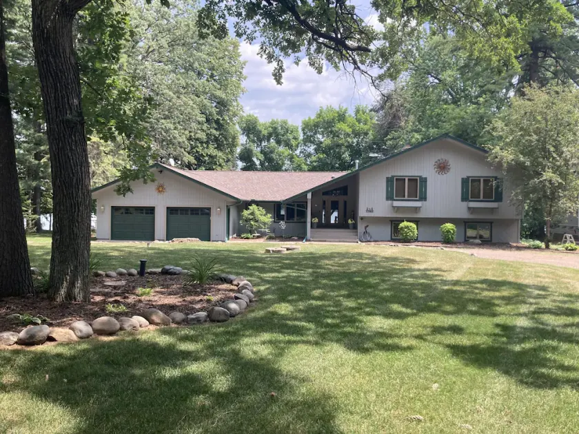 Spacious lakefront cabin, perfect for your family get-a-way - Image 1