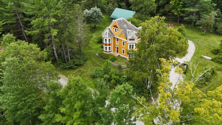 GORGEOUS FAMILY FRIENDLY VICTORIAN WITH ALL NATURAL CEDAR HOT TUB NEAR GORE MT - Image 1