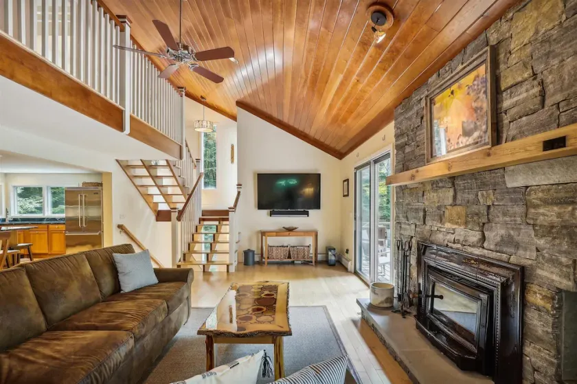 Maple House: 4 br, fireplace, a/c, hot tub, deck, community summer pool! - Image 1