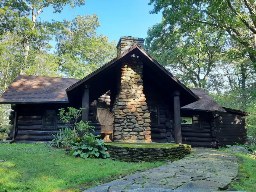 Rustic Log Cabin on the Lake - Image 1