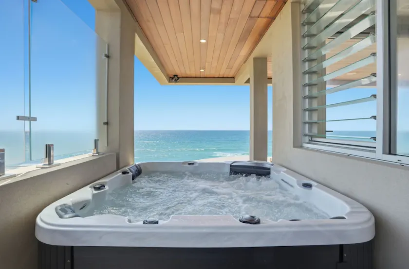 Royal Retreat: Luxury Beachfront View - Image 1