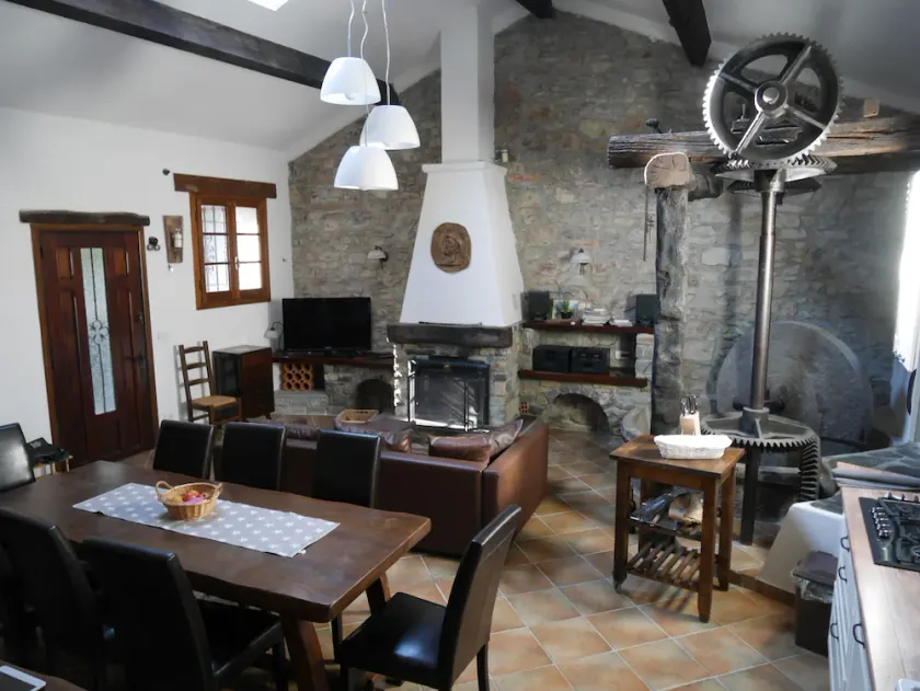 Antiguo molino de aceite de ensueño en una ubicación romántica justo en el río - Image 1