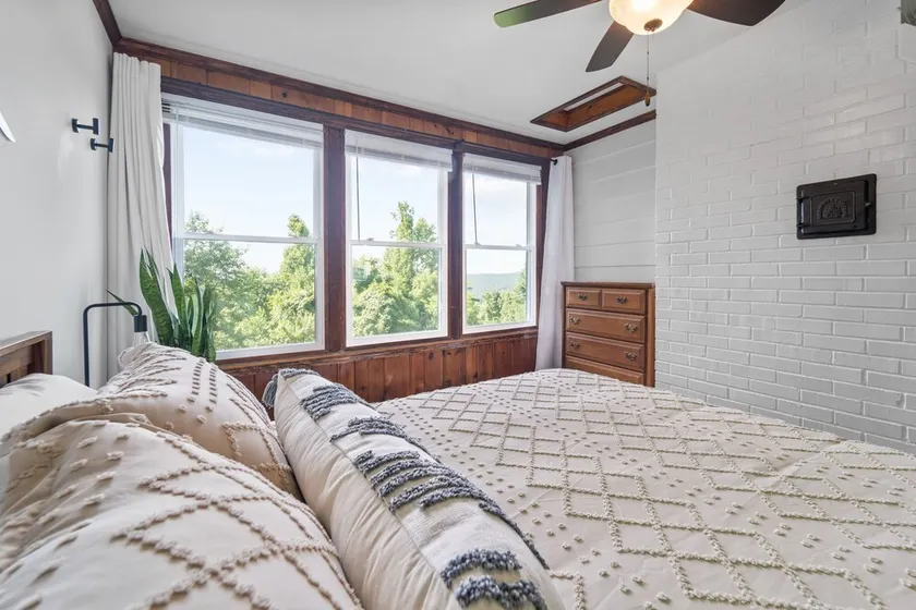 Hottub + Pet friendly + Mountain view + Skyline Dr + Wineries - Image 1