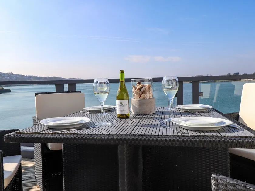 WHITE SAILS, pet friendly, country holiday cottage in Y Felinheli - Image 1