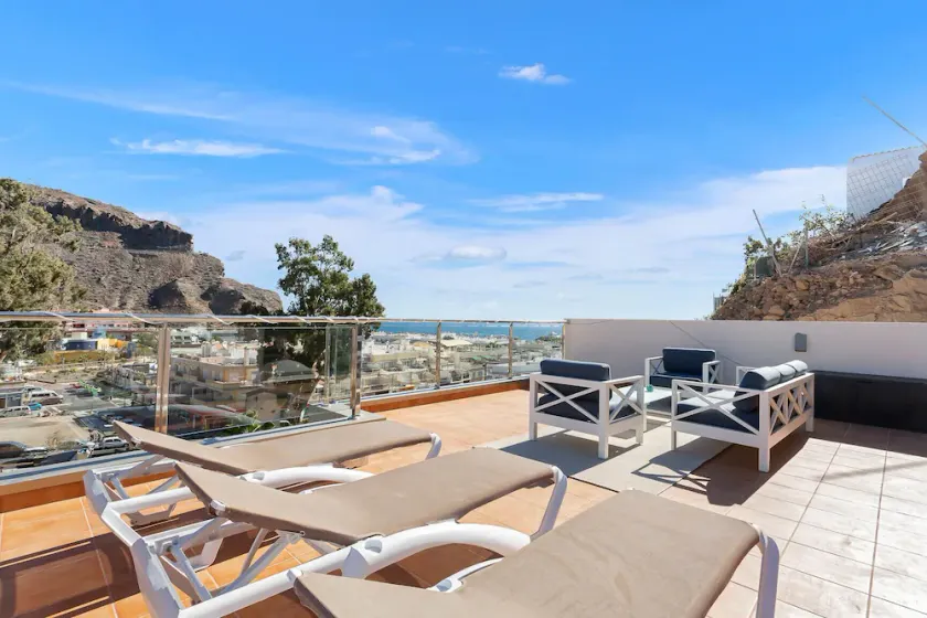 Penthouse with great terrace and sea views - Image 1