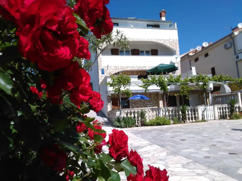 Holiday apartment with garden and barbecue facilities - Image 1