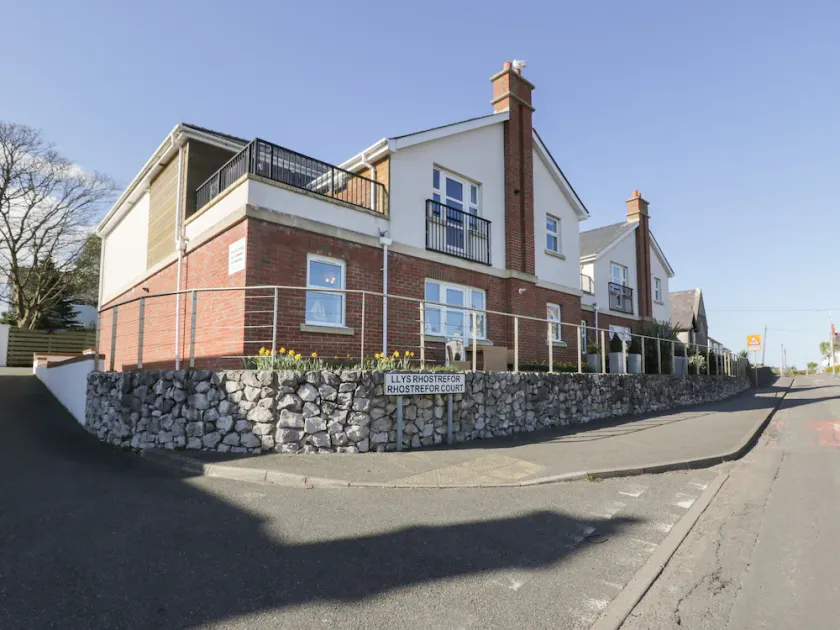 Benllech Coastal Retreat - Image 1