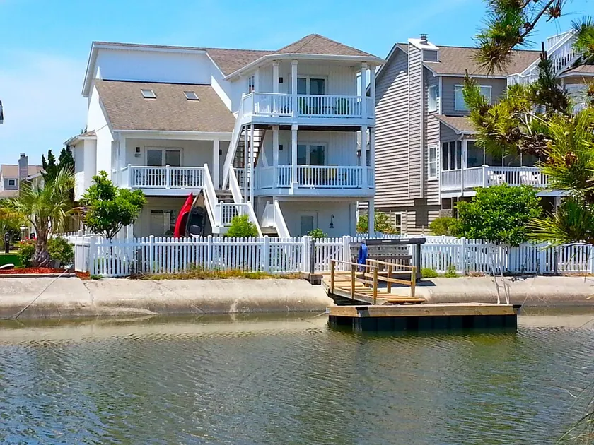 4bd Canal Front home with an Elevator, dock, fenced back yard, 2 master suites - Image 1
