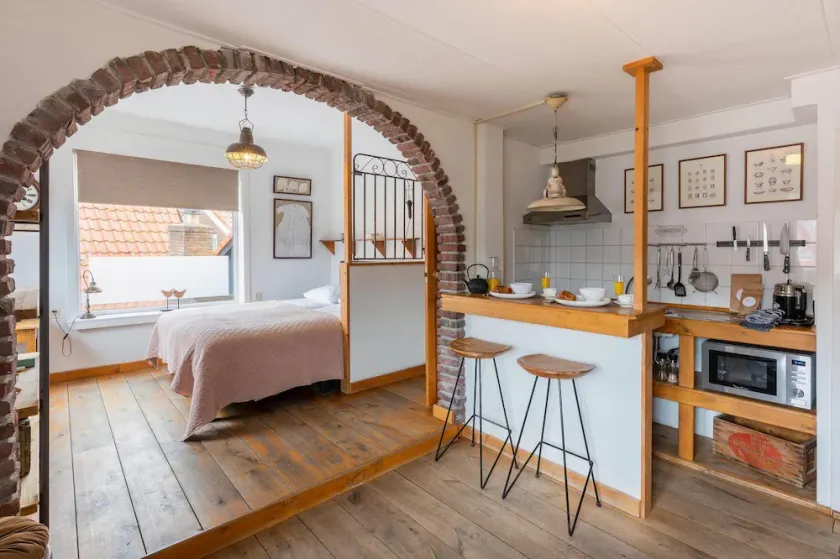 Holiday home with terrace in the center of Egmond aan Zee - Image 1