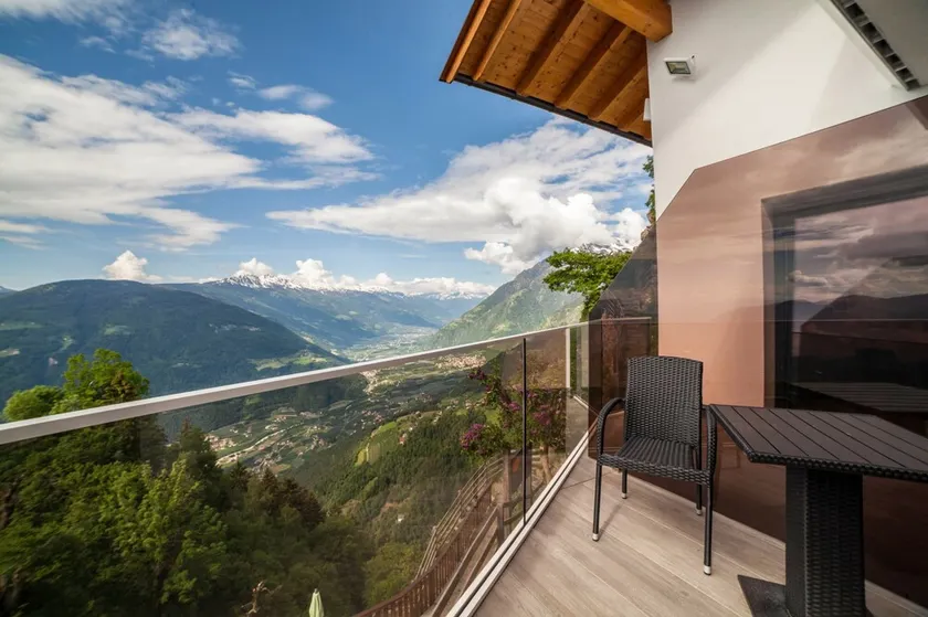 Apartment \"Oberhochmuthof\" with Beautiful View at the \"Meraner Höhenweg\" - Image 1