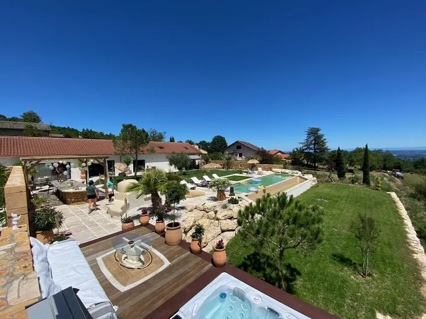 Exceptional villa with breathtaking views, in the heart of the golden stones! - Image 1