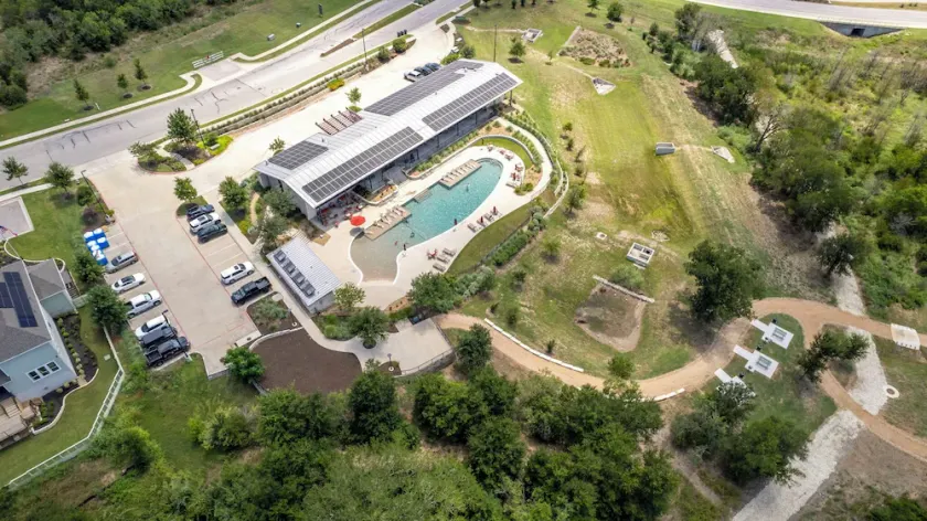 Relaxing 3BR Retreat Community Pool Gym - Image 1