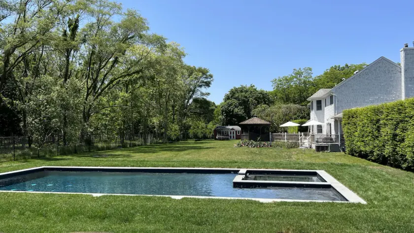 Large House in Brookhaven Hamlet - Image 1