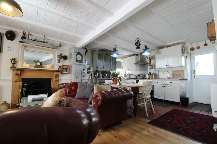 Grade II listed vintage cottage located right on the Harbour Front - Image 1