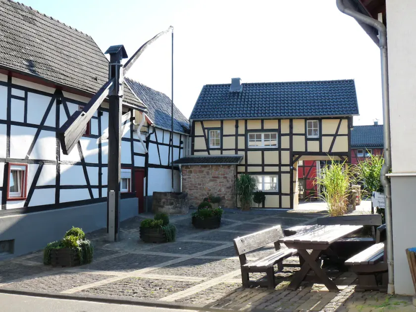 stylish and cozy living in Tudor style house right in the historic Ziehbrunnen - Image 1