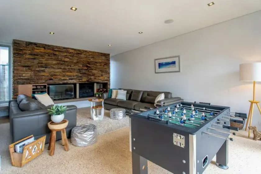 Breezy Bay Retreat Family Haven near Town and Beach - Image 1