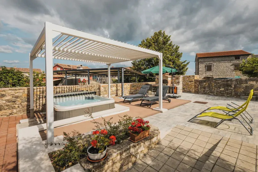 Newly renovarted 2 Bedroom small Villa with wirlpool, for 4 guests - Image 1