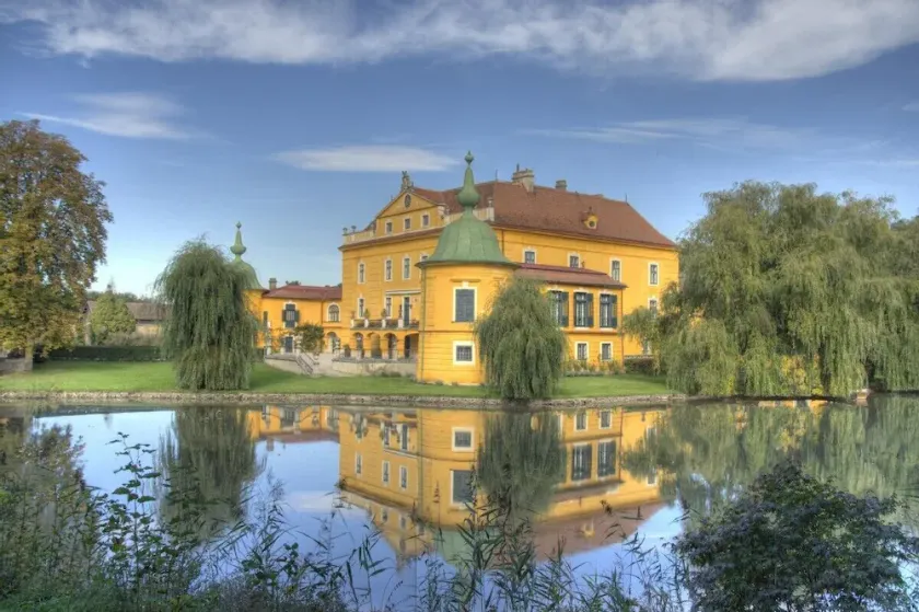 Castle, large park with pool, tennis court, horses, near Vienna and Wach wine re - Image 1