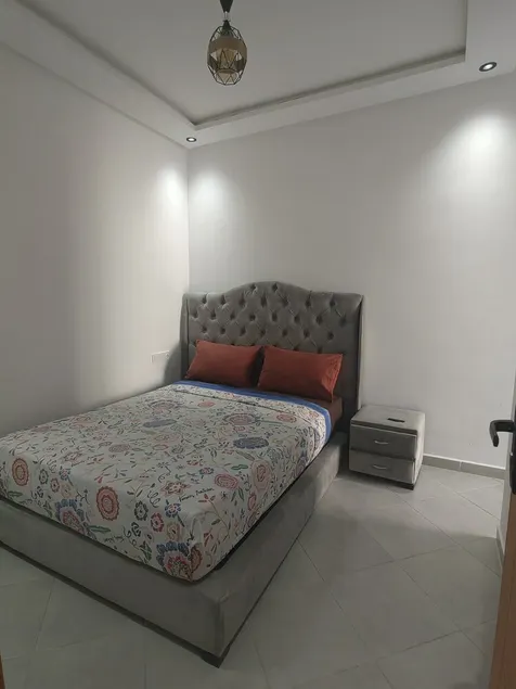 Apartamento arrumado e calmo, equipado com Wi-Fi perto do aeroporto e do oceano - Image 1