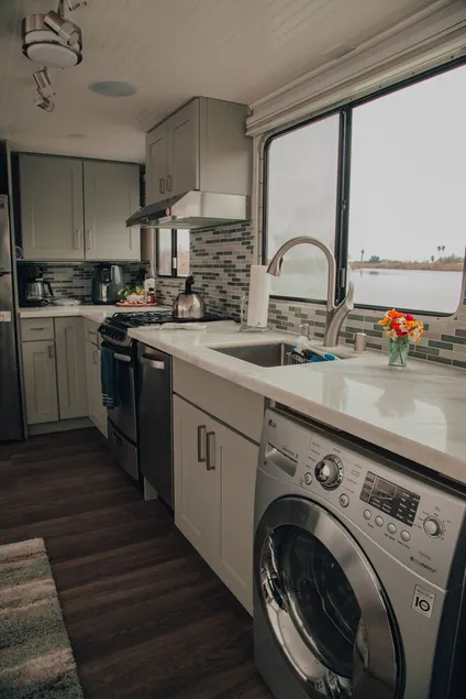 Romantic Getaway with Sauna, fireplace and great seal watching - Image 1