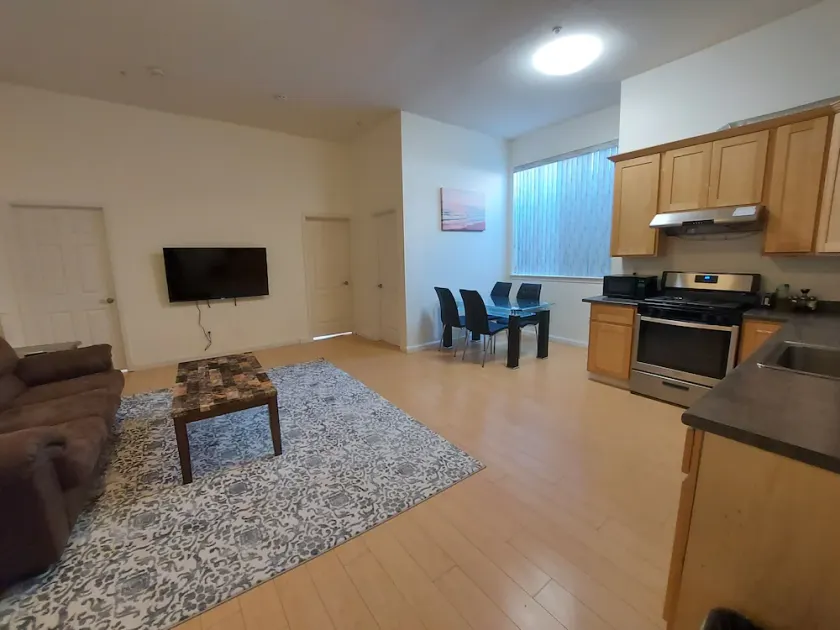 Comfy 2 bdrm 1 bath 3 beds in-law unit w/kitchen - Image 1