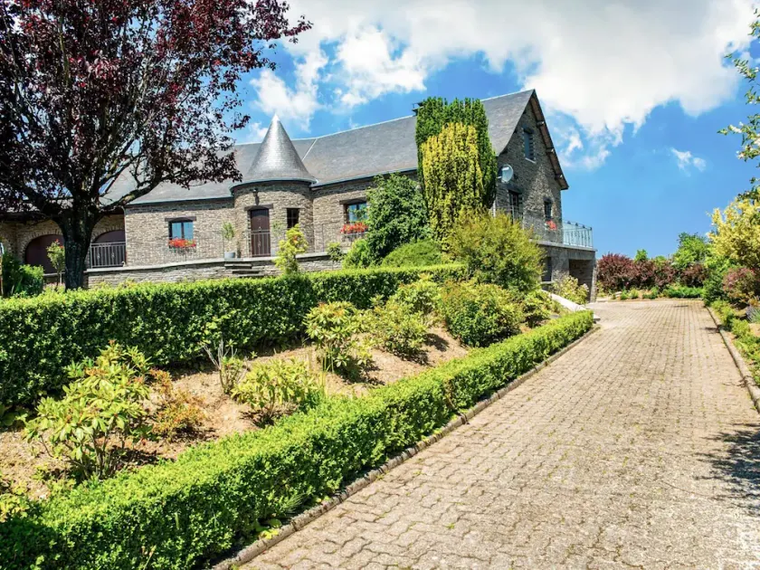 Villa in Bitvre With Garden - Image 1