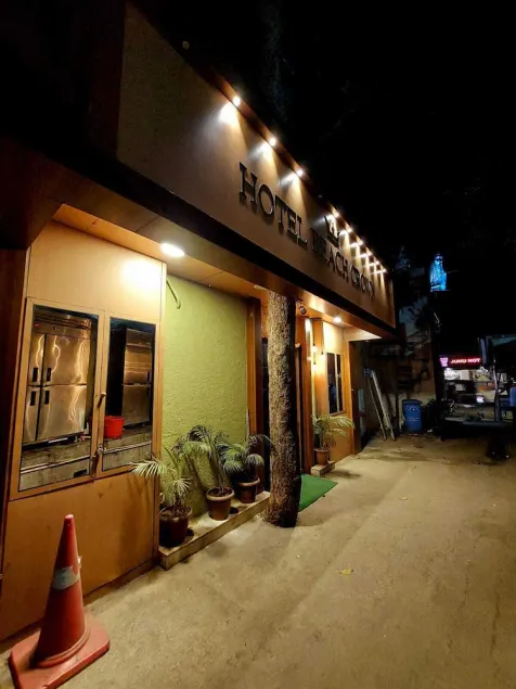 hotel beach crown juhu - Image 1