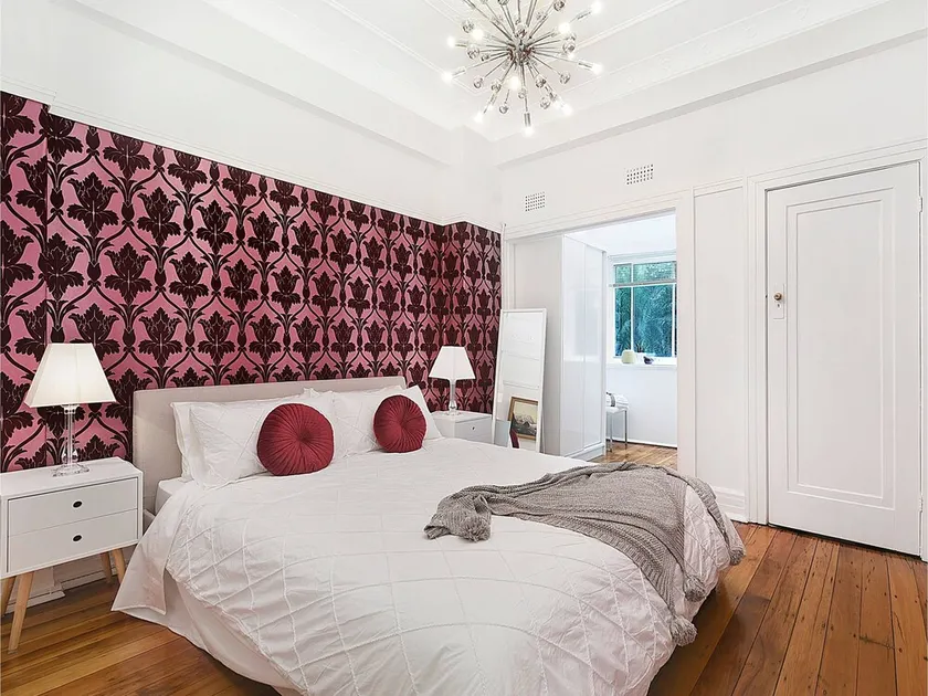 ART DECO BAYSIDE APARTMENT CLOSE TO THE CITY - Image 1