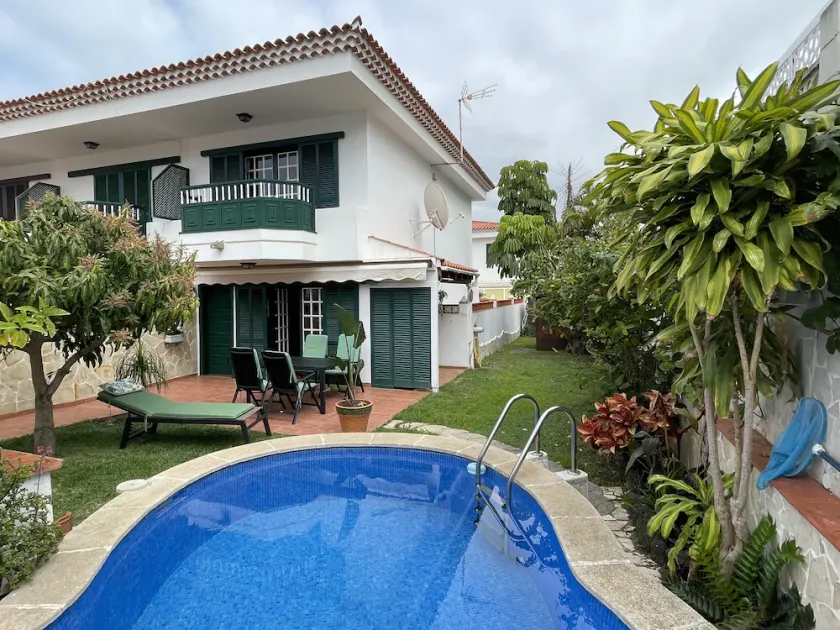 Fantastic end terraced house with private pool and garden in quiet residential area - Image 1