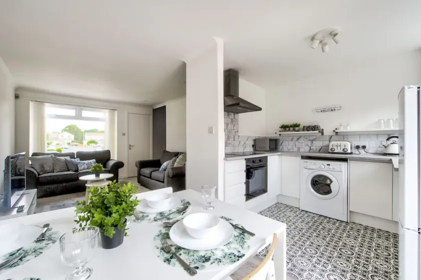 Stylish, bright and peaceful south side home - Image 1