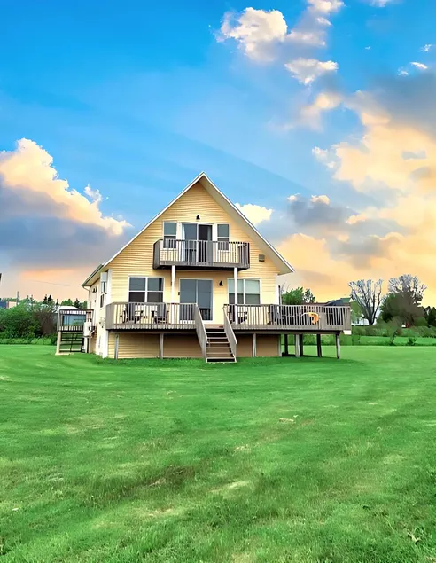 Bright & Spacious 4 + 1 Bedroom Beach House - 10 Minutes from Cavendish.  - Image 1