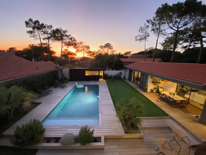 Large renovated house, swimming pool, walking distance to the beach.  - Image 1