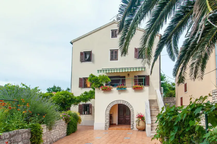 Visita la nostra bella casa a tre piani circondata da un ampio giardino - Image 1