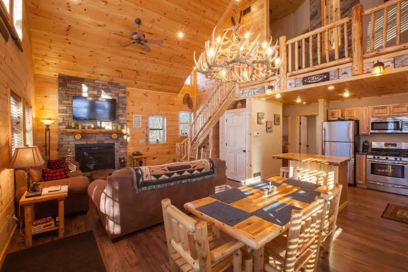 Beautiful ADK Getaway! Trail 4 and Lake Access!  Weekly Discount Available - Image 1
