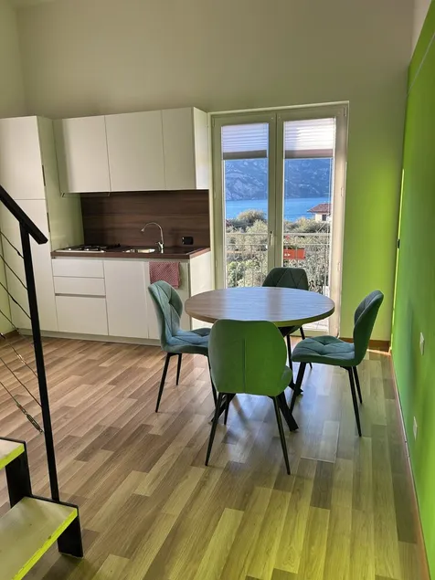 Perfect for 2 adults, with a lake view just a short walk from downtown - Image 1