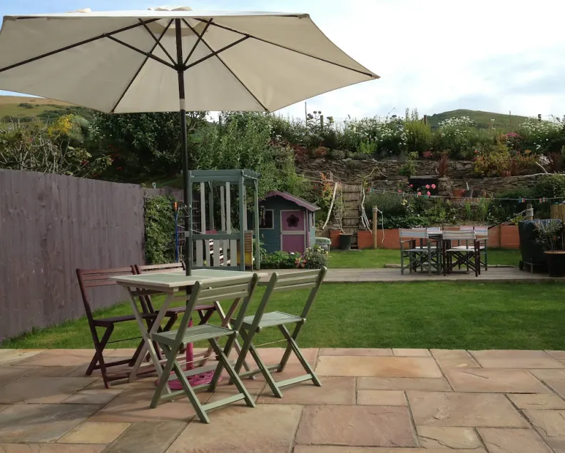 fantastic family home- central village location & short level walk to beach - Image 1