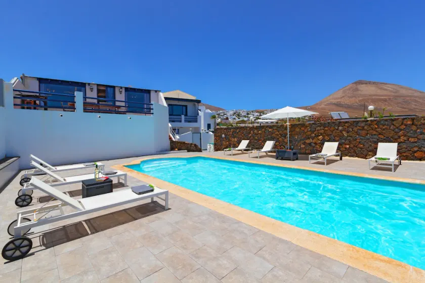 Nuova casa di lusso con grande piscina privata riscaldata con acqua salata biologica - Image 1