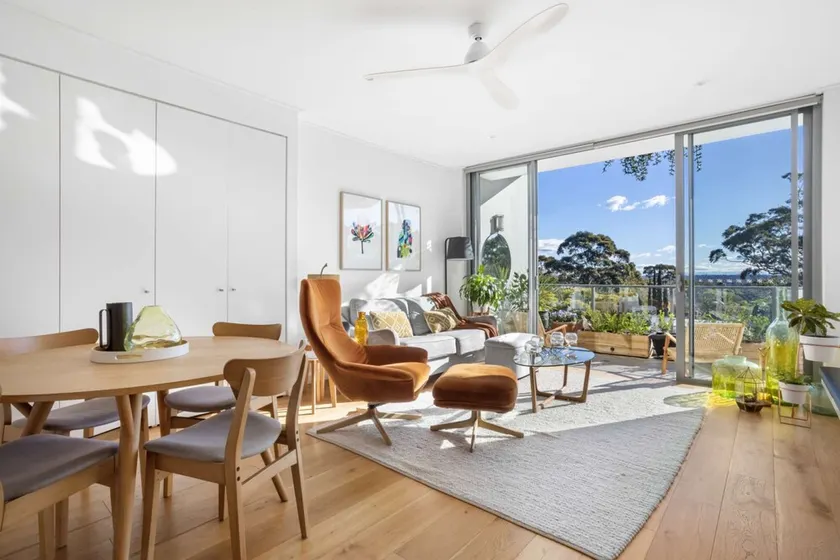 Light, stylish 1BR apartment near shops and transport with parking - Image 1