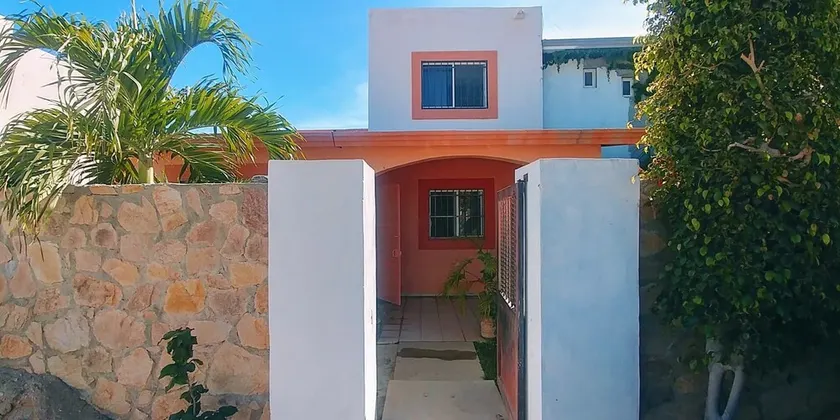 Bonita planta baja con 2 recamaras y un baño, jardín con asador y cochera. - Image 1