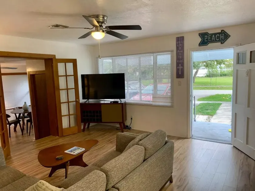 2/1 Coastal Town Oasis ~ Minutes to the Beach - Image 1