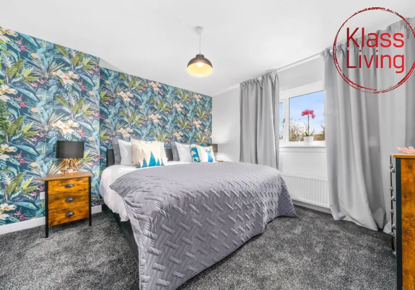 Modern 2 bedroom hose with private driveway. - Image 1